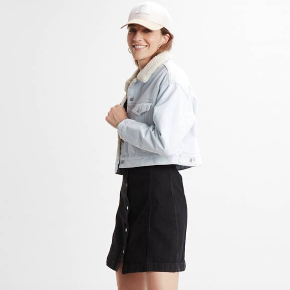 Levi’s Cropped Dad Sherpa Trucker Jacket - Picture 2 of 4